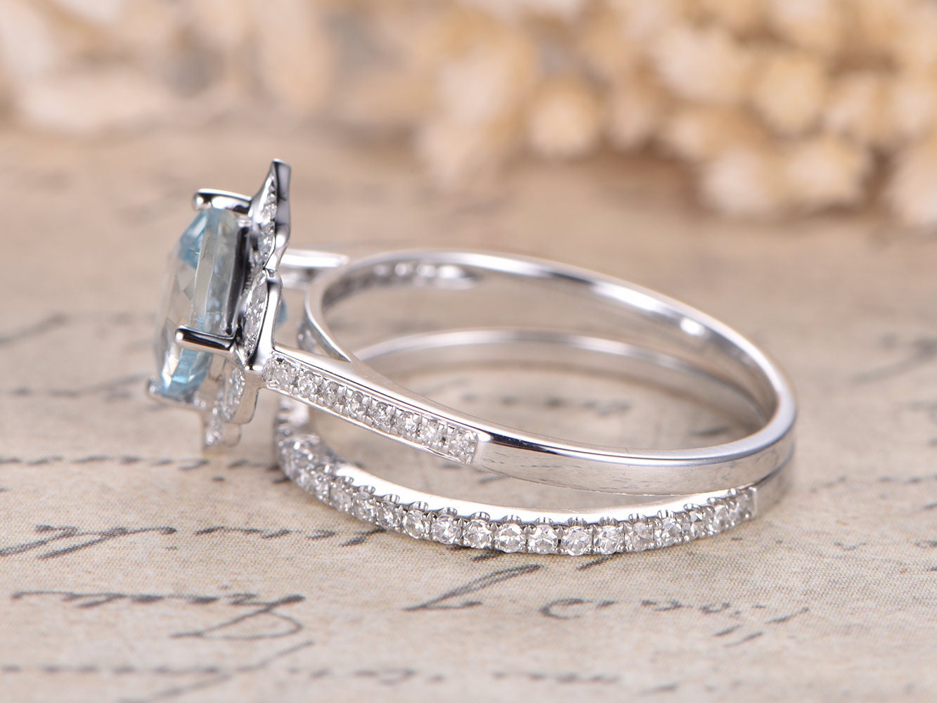Ensemble de deux bagues de mariage en or blanc 14 carats, serties d'une aigue-marine taille coussin de 7 mm et de diamants.