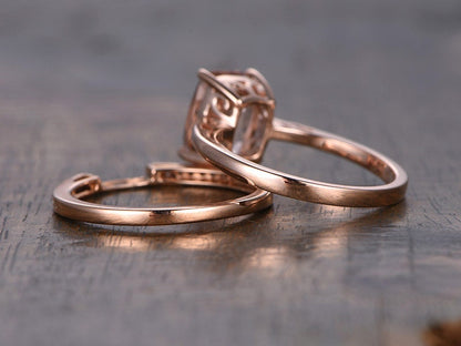 Ensemble de bagues : morganite taille coussin 7x9 mm, bague de fiançailles taille émeraude et alliance en diamants, or rose 14 carats.