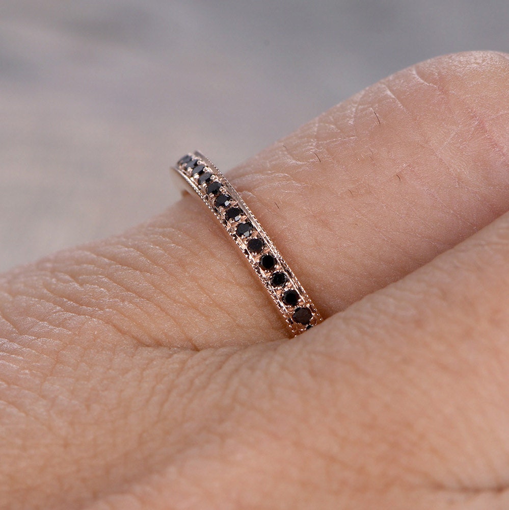 Alliance en or rose 14 carats, sertie de diamants noirs taille ronde, de pureté SI/H, sertie pavée et ornée d'un pavage milgrain. Idéale pour la Saint-Valentin.