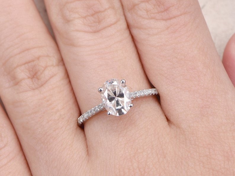 Bague de fiançailles en or blanc 14 carats avec moissanite ovale VVS, alliance en diamant ovale 6x8 mm, bague de promesse, bague solitaire unique en or 14 carats pour femme.