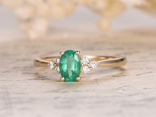 Bague en émeraude, bague en émeraude naturelle, bague en émeraude et diamants sur or jaune 14 carats