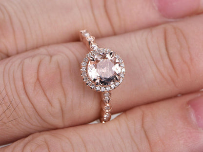 Bague de fiançailles Art Déco en or rose 14 carats sertie de diamants pavés et sertie d'une morganite. Alliance avec pierre précieuse rose taille ronde de 7 mm et halo de morganite.