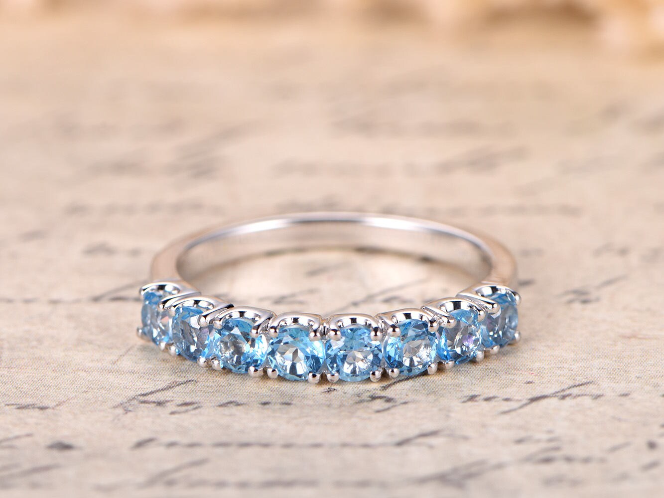 Bague en topaze bleue suisse, alliance en or blanc 14 carats, demi-alliance, bague de fiançailles en topaze, bague empilable, bague pavée de topazes, alliance en topaze