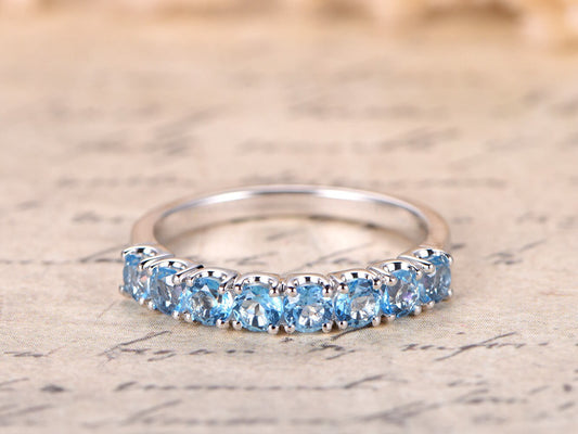 Bague en topaze bleue suisse, alliance en or blanc 14 carats, demi-alliance, bague de fiançailles en topaze, bague empilable, bague pavée de topazes, alliance en topaze