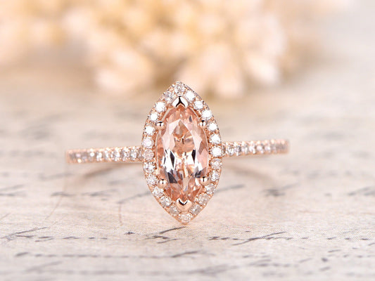 Bague en or rose sertie d'un halo de diamants et ornée d'une morganite taille marquise. Bague de fiançailles en morganite 1 carat, solitaire, style vintage.