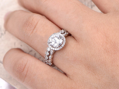 Ensemble de bagues en moissanite et diamants (2 pièces) en or blanc 14 carats. Bague de fiançailles en moissanite ronde de 6,5 mm et alliance en diamants pour femme.