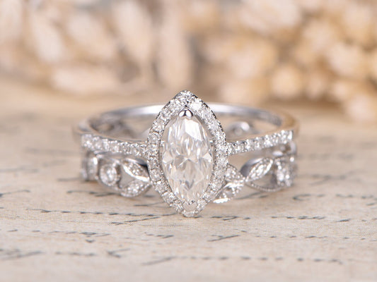 Bague de fiançailles en or blanc 14 carats massif, sertie d'une moissanite taille marquise de 4 x 8 mm. Ensemble de 2 bagues de fiançailles en or blanc 14 carats massif.