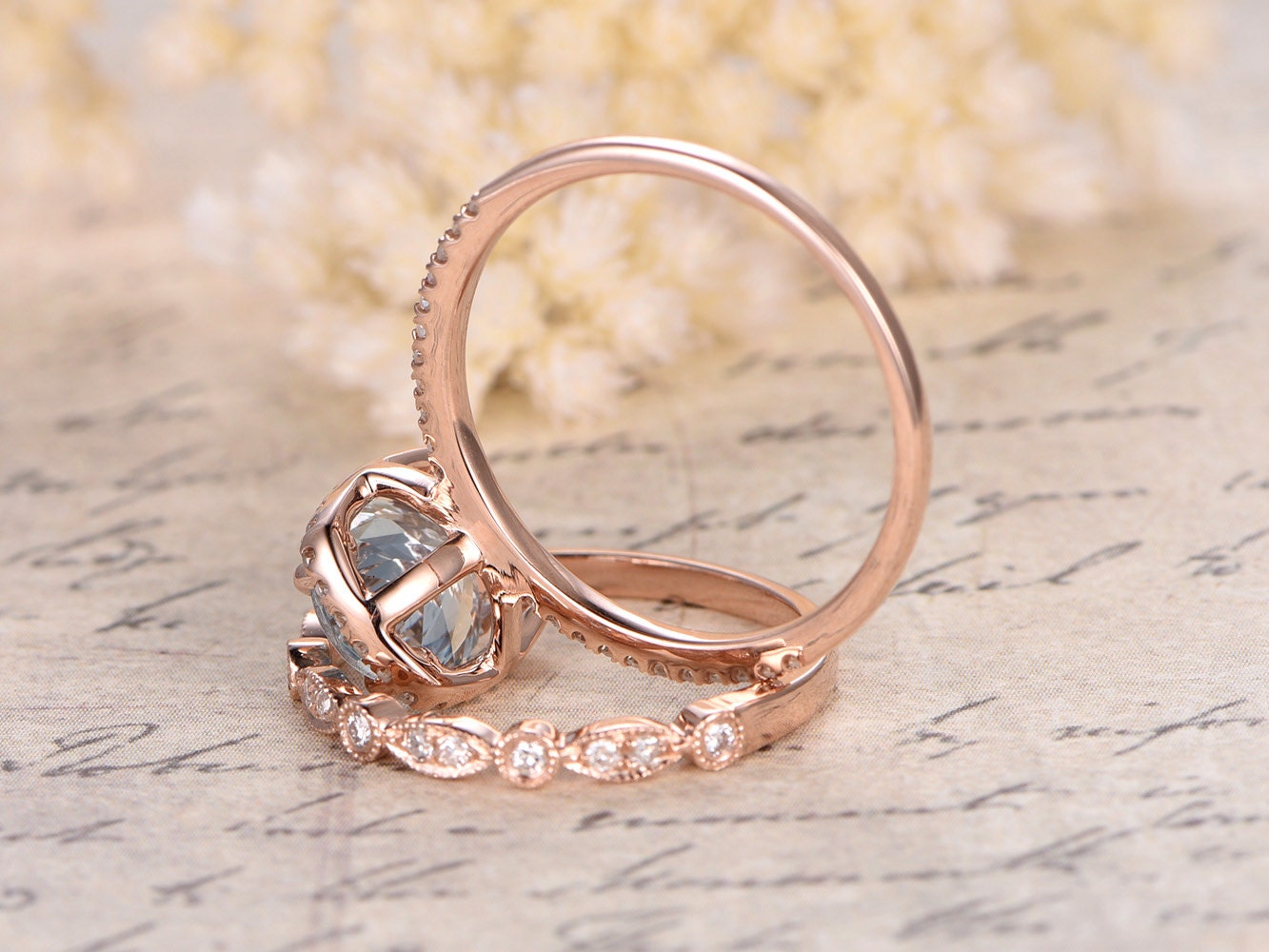 Ensemble parfait ! Bague en or rose 14 carats avec aigue-marine ovale 7x9 mm. Ensemble bague de fiançailles, bague de promesse et bague d'anniversaire.