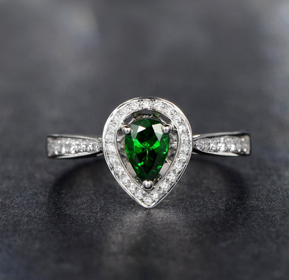 Bague en grenat tsavorite en forme de larme, bague pavée de diamants et tsavorite, bague en grenat vert, bague en tsavorite en forme de goutte d'eau, bague en tsavorite avec halo, bague en forme de poire