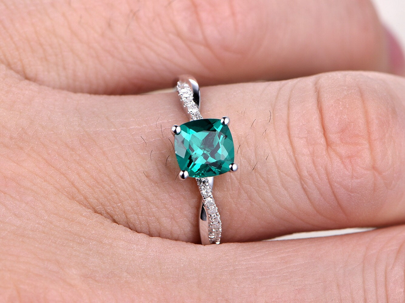 Bague de fiançailles en or blanc 14 carats, émeraude de 7 mm, taille coussin, sertie de diamants, alliance pavée de diamants, anneau à bords torsadés.