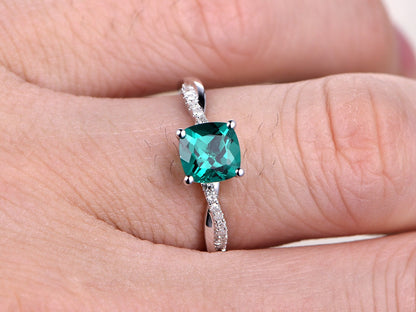 Bague de fiançailles en or blanc 14 carats, émeraude de 7 mm, taille coussin, sertie de diamants, alliance pavée de diamants, anneau à bords torsadés.