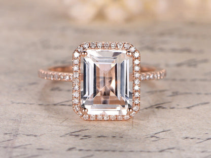 Bague de fiançailles en topaze blanche taille émeraude 8x10 mm, or rose 14 carats, sertie de diamants et ornée d'un halo. Disponible avec topaze bleue et émeraude.