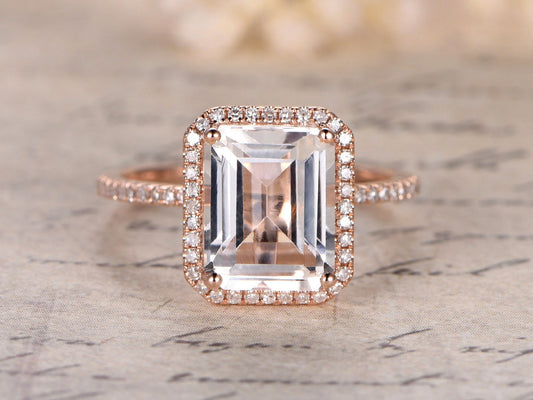 Bague de fiançailles en topaze blanche taille émeraude 8x10 mm, or rose 14 carats, sertie de diamants et ornée d'un halo. Disponible avec topaze bleue et émeraude.