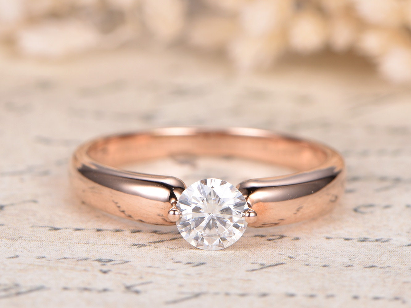 Bague de fiançailles solitaire en moissanite ronde, alliance simple en or rose, bague de promesse pour femme, bague délicate