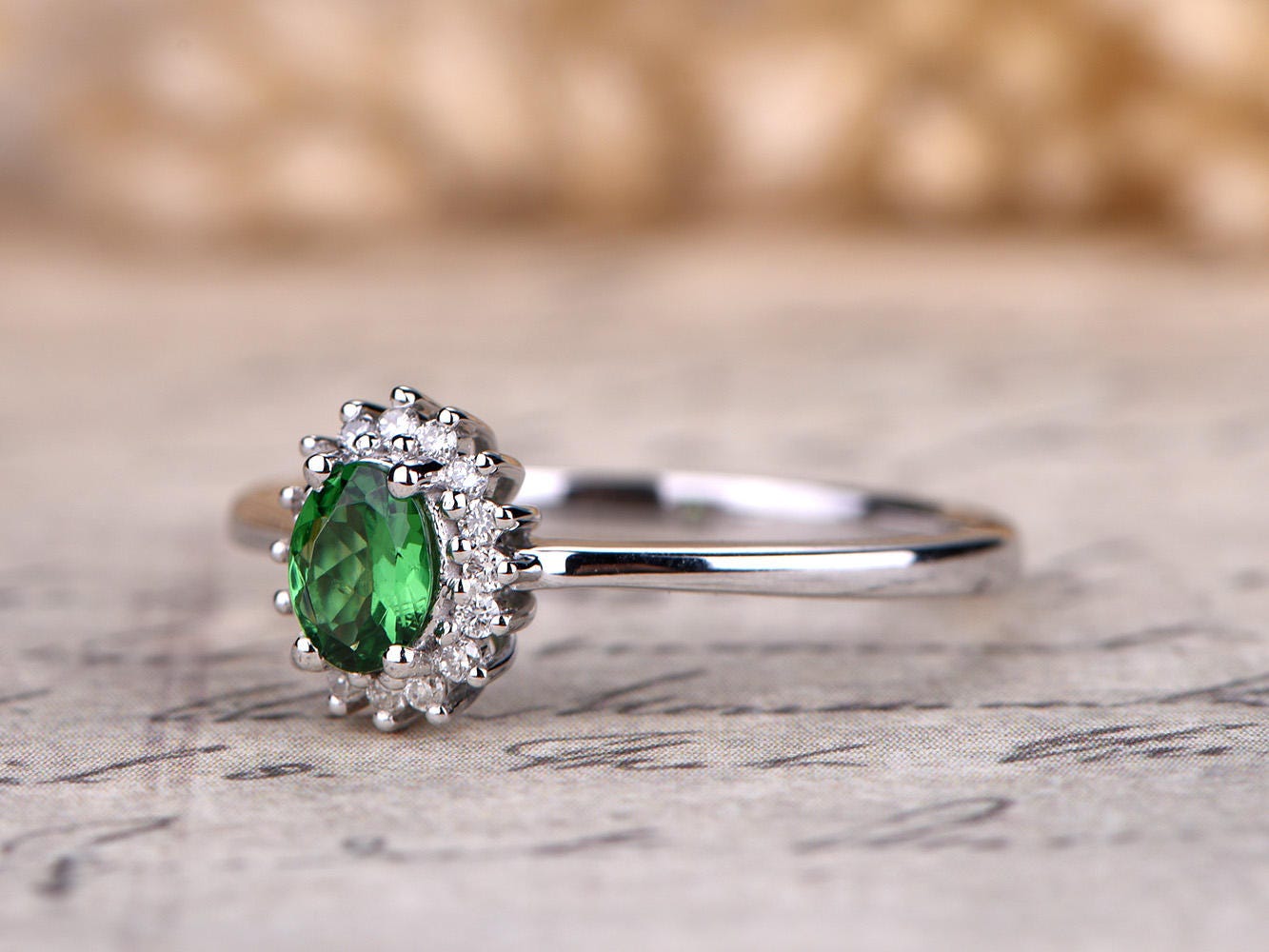 Bague en or blanc 14 carats sertie d'un diamant tsavorite ovale naturel et d'un grenat vert.
