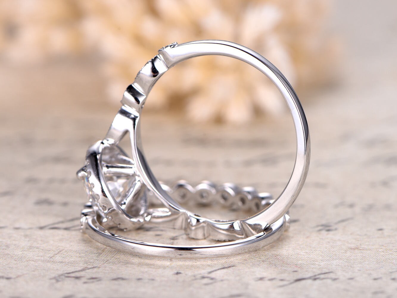 Ensemble de bagues en moissanite et diamants (2 pièces) en or blanc 14 carats. Bague de fiançailles en moissanite ronde de 6,5 mm et alliance en diamants pour femme.