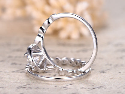 Ensemble de bagues en moissanite et diamants (2 pièces) en or blanc 14 carats. Bague de fiançailles en moissanite ronde de 6,5 mm et alliance en diamants pour femme.