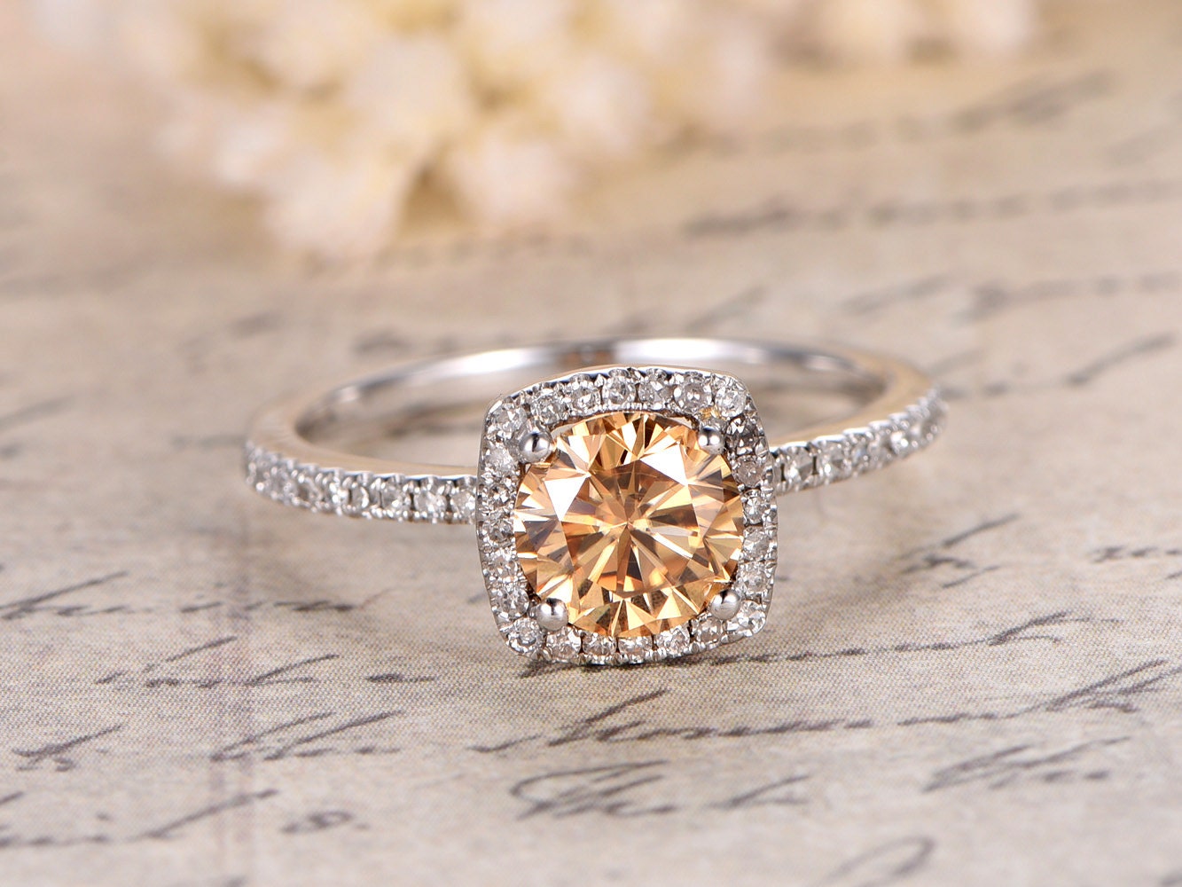 Bague de fiançailles en moissanite taille coussin et halo rond, 6,5 mm, couleur champagne, sertie de diamants, alliance en or blanc 14 carats, style vintage.