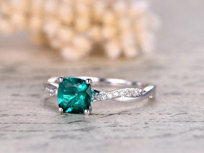 Bague de fiançailles en or blanc 14 carats, émeraude de 7 mm, taille coussin, sertie de diamants, alliance pavée de diamants, anneau à bords torsadés.