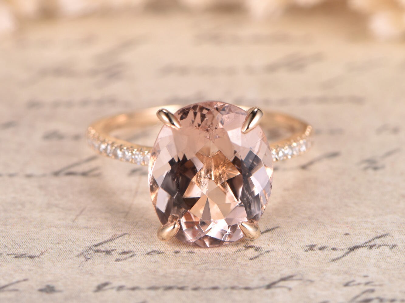 Bague de fiançailles en or rose 14 carats avec morganite rose de 4,5 carats, sertie de diamants ovales (10 x 12 mm) et de pierres naturelles de pureté VS. Bague de promesse et alliance.