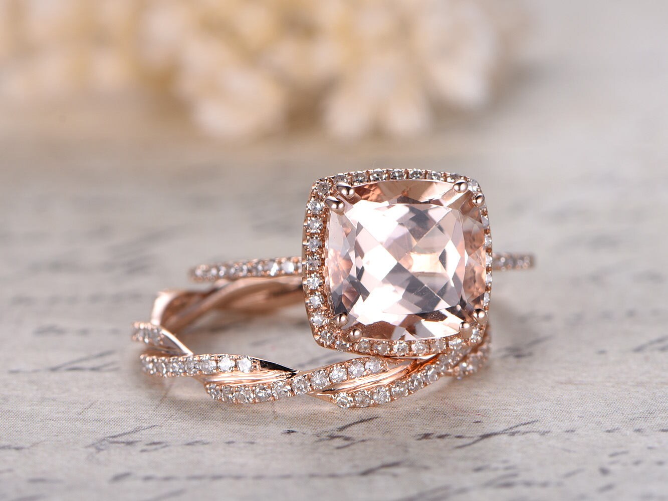 Ensemble de bagues en or rose 14 carats avec morganite, bague de fiançailles, alliance et diamants (2 carats). Bague d'éternité à anneau fendu.