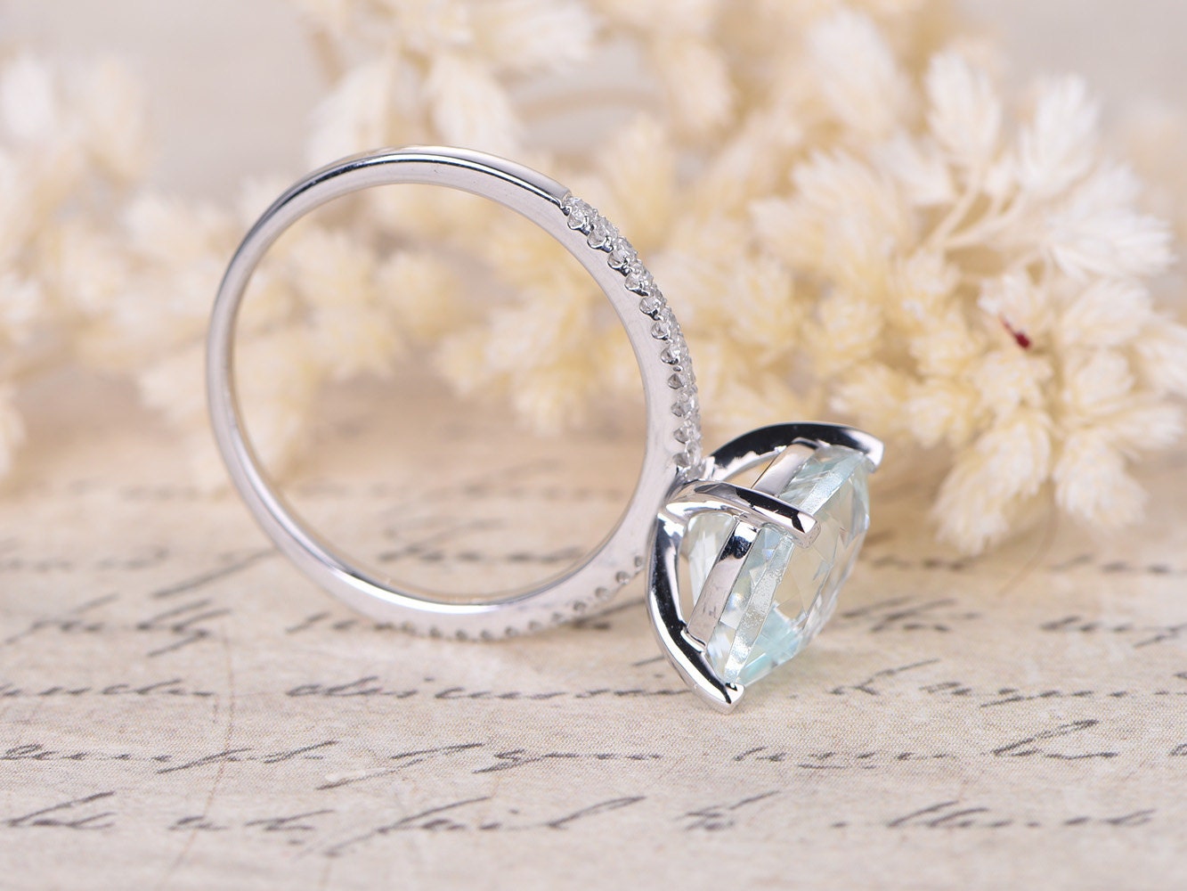 Bague en or blanc 14 carats avec aigue-marine taille coussin de 8 mm, bague de fiançailles en aigue-marine, pierre de naissance de mars, sertie de diamants, anneau pavé de diamants, pierre précieuse bleue