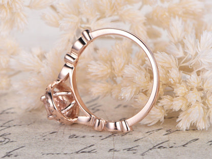 Bague de fiançailles Art Déco en or rose 14 carats sertie de diamants pavés et sertie d'une morganite. Alliance avec pierre précieuse rose taille ronde de 7 mm et halo de morganite.