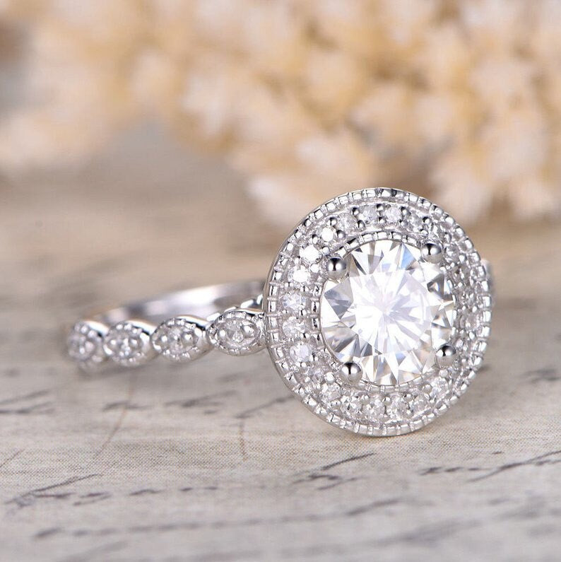 Bague de fiançailles en or blanc 14 carats, sertie d'une moissanite de 6,5 mm. Style vintage Art déco. Alliance en diamants. Bague de mariage ancienne. Bague d'anniversaire.