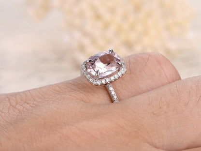 Bague de fiançailles en or rose 14 carats sertie d'une morganite ovale (7 x 9 mm) et d'un halo de diamants taille coussin.