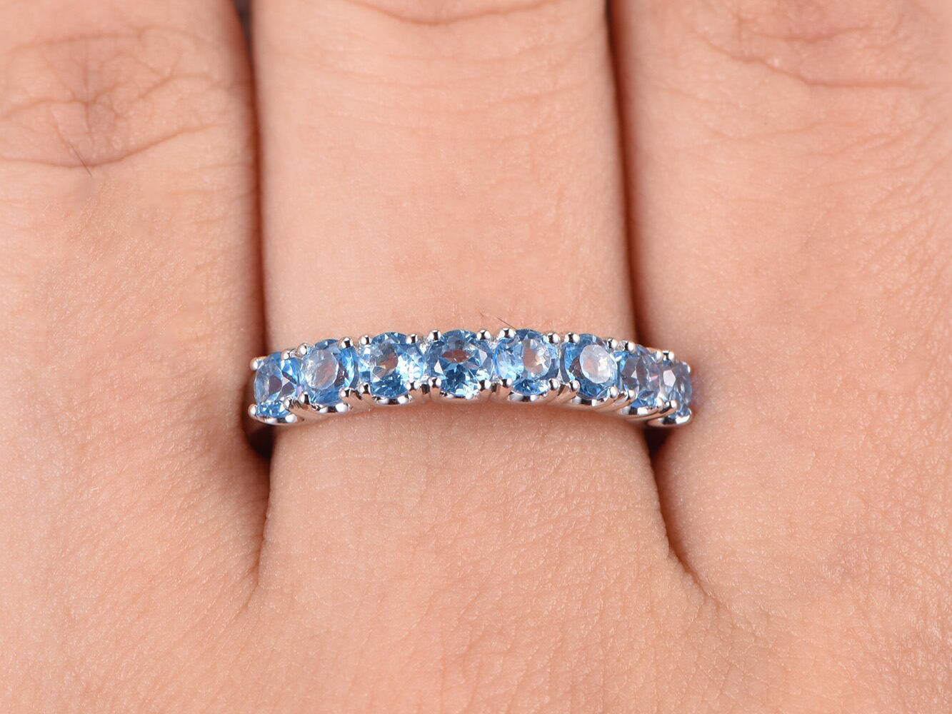 Bague en topaze bleue suisse, alliance en or blanc 14 carats, demi-alliance, bague de fiançailles en topaze, bague empilable, bague pavée de topazes, alliance en topaze