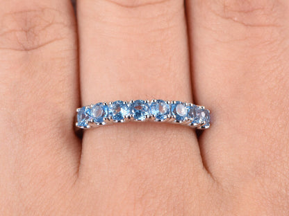 Bague en topaze bleue suisse, alliance en or blanc 14 carats, demi-alliance, bague de fiançailles en topaze, bague empilable, bague pavée de topazes, alliance en topaze
