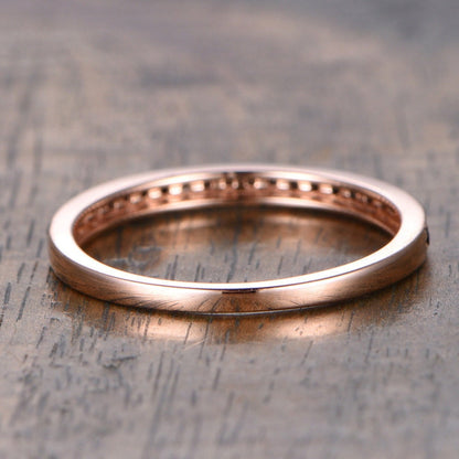 Alliance en or rose 14 carats, sertie de diamants noirs taille ronde, de pureté SI/H, sertie pavée et ornée d'un pavage milgrain. Idéale pour la Saint-Valentin.
