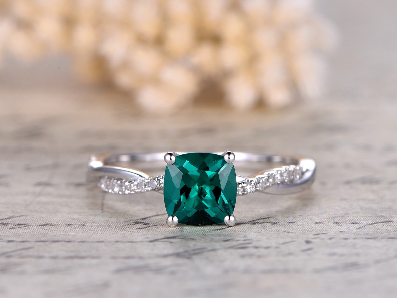 Bague de fiançailles en or blanc 14 carats, émeraude de 7 mm, taille coussin, sertie de diamants, alliance pavée de diamants, anneau à bords torsadés.