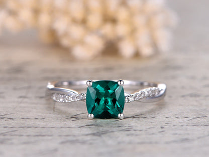 Bague de fiançailles en or blanc 14 carats, émeraude de 7 mm, taille coussin, sertie de diamants, alliance pavée de diamants, anneau à bords torsadés.
