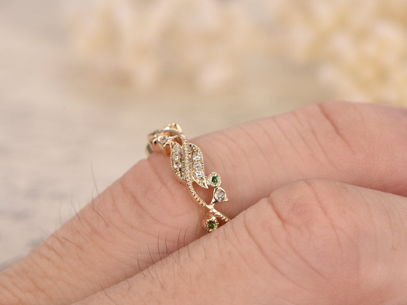 Bague Valentine Tsavorites, Alliance ancienne en or jaune 14 carats sertie de diamants et de tsavorites, motif tourbillon et milgrain, style Art nouveau.