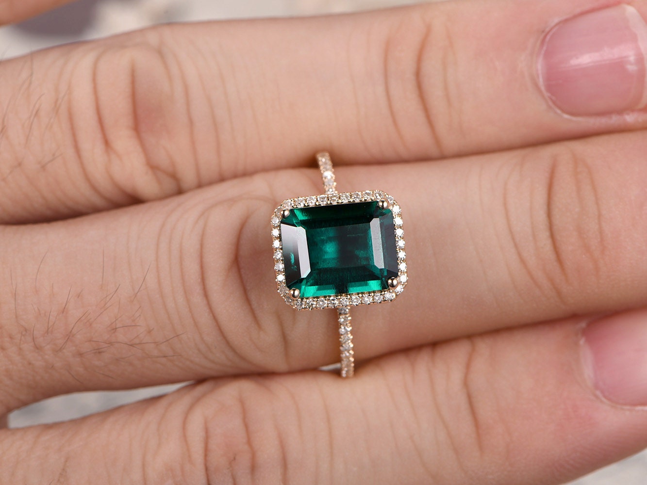 Bague de fiançailles en or jaune 14 carats avec émeraude de 6 x 8 mm, pierre de naissance de mai, sertie d'un halo d'émeraude et de griffes boules.