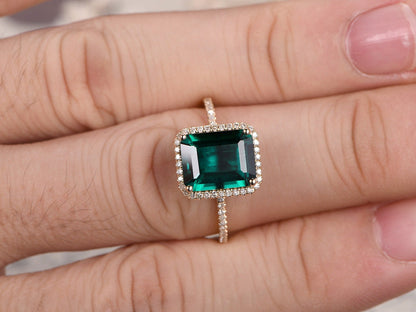 Bague de fiançailles en or jaune 14 carats avec émeraude de 6 x 8 mm, pierre de naissance de mai, sertie d'un halo d'émeraude et de griffes boules.