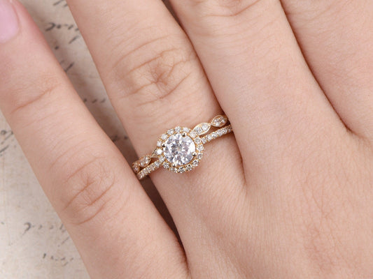 Ensemble de 2 bagues en moissanite, alliance en or jaune 14 carats, bague de fiançailles avec moissanite ronde de 5 mm, ensemble de bagues de mariée de style vintage