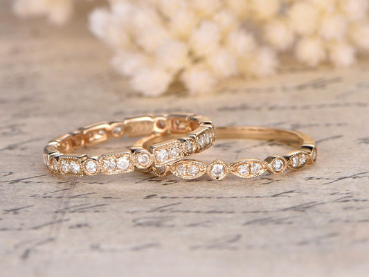 Ensemble de 2 alliances Art Déco en or jaune 14 carats, serties de diamants, comprenant une alliance complète et une demi-alliance, une bague marquise et un diamant à facettes, sertie clos et empilables.