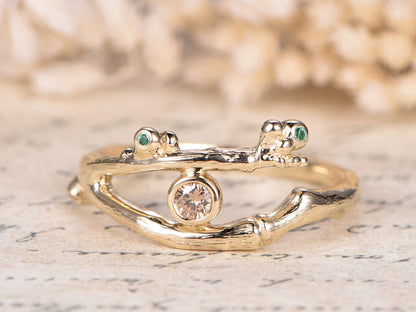Alliance en or jaune 14 carats, finition brossée, sertie d'un diamant champagne naturel de 3 mm et d'une émeraude sertie clos. Bague de fiançailles classique à motif floral.
