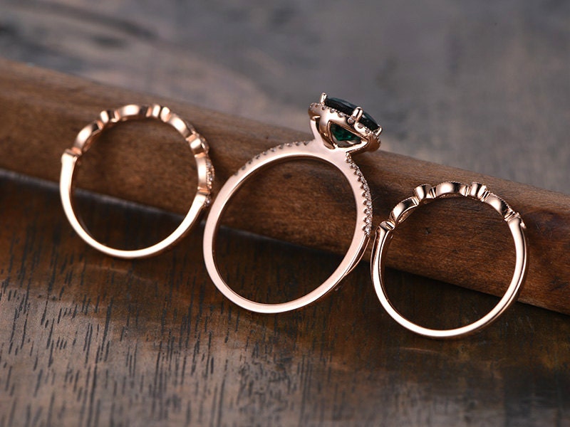 7mm-round-cut-emerald-engagement-ring-set-3pcs-14k-rose-gold-diamond-halo-2-art-deco-bands