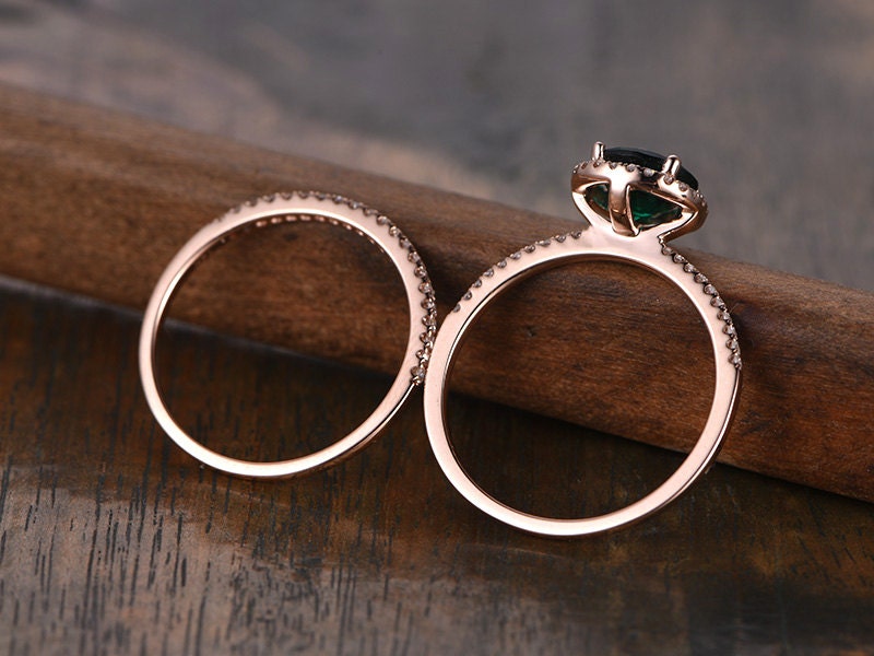 7mm-round-cut-emerald-engagement-ring-set-2pcs-14k-rose-gold-diamond-halo-design-half-eternity-band