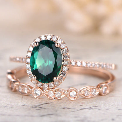 Ensemble de bagues de fiançailles en or rose 14 carats avec émeraude ovale 7x9 mm, sertie de diamants et sertie de diamants.