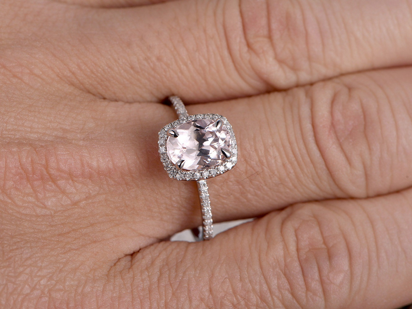 Кольцо с морганитом из белого золота 14K, обручальное кольцо с бриллиантами огранки «подушка» и ореолом из бриллиантов, помолвочное кольцо с овальным морганитом 6x8 мм, кольцо-солитер с морганитом, обручальное кольцо.
