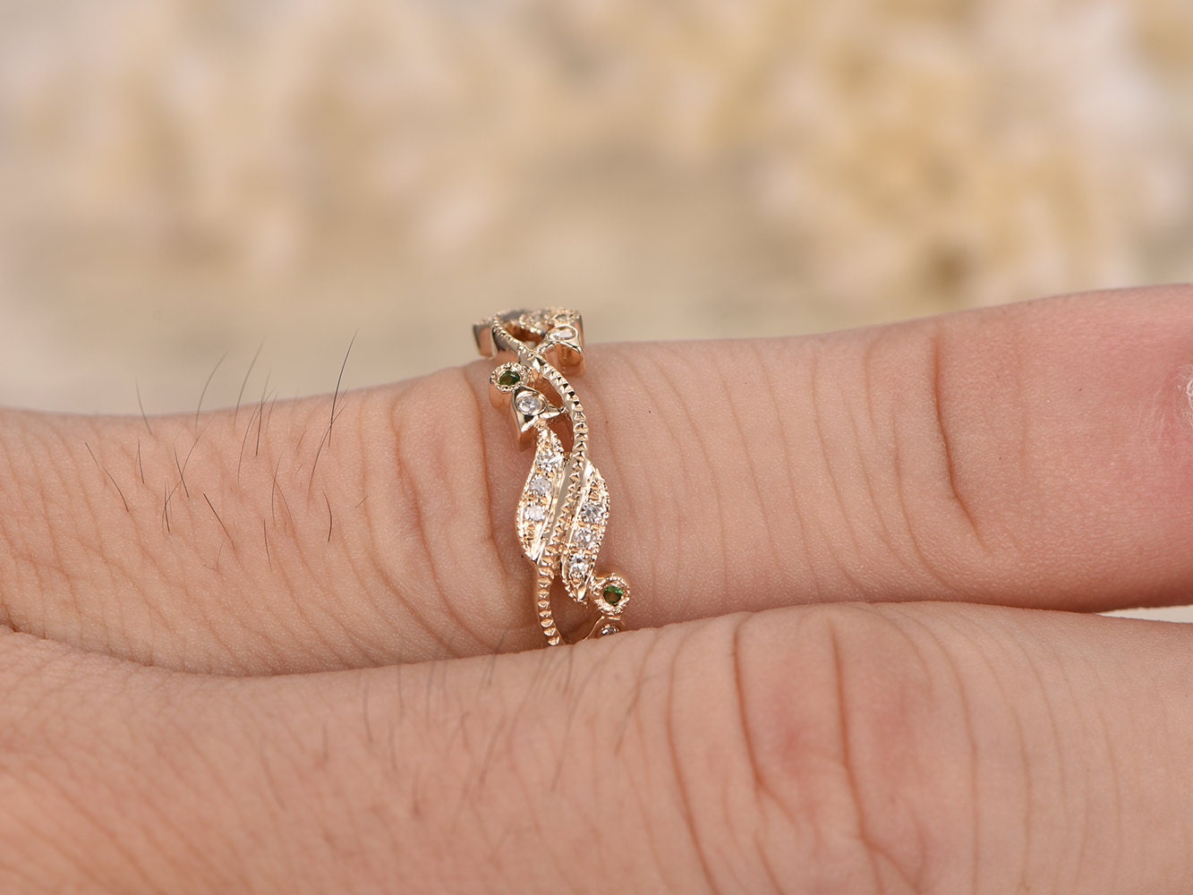 Bague Valentine Tsavorites, Alliance ancienne en or jaune 14 carats sertie de diamants et de tsavorites, motif tourbillon et milgrain, style Art nouveau.