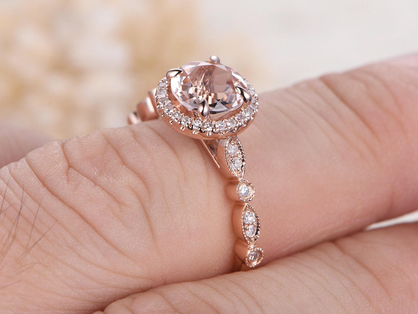 Bague de fiançailles Art Déco en or rose 14 carats sertie de diamants pavés et sertie d'une morganite. Alliance avec pierre précieuse rose taille ronde de 7 mm et halo de morganite.