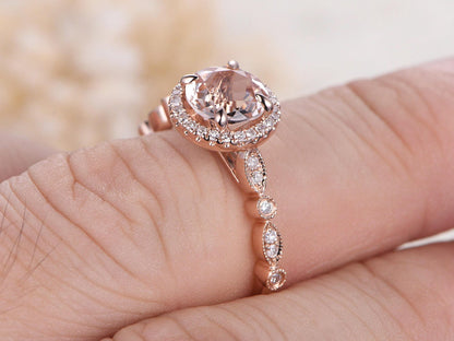 Bague de fiançailles Art Déco en or rose 14 carats sertie de diamants pavés et sertie d'une morganite. Alliance avec pierre précieuse rose taille ronde de 7 mm et halo de morganite.