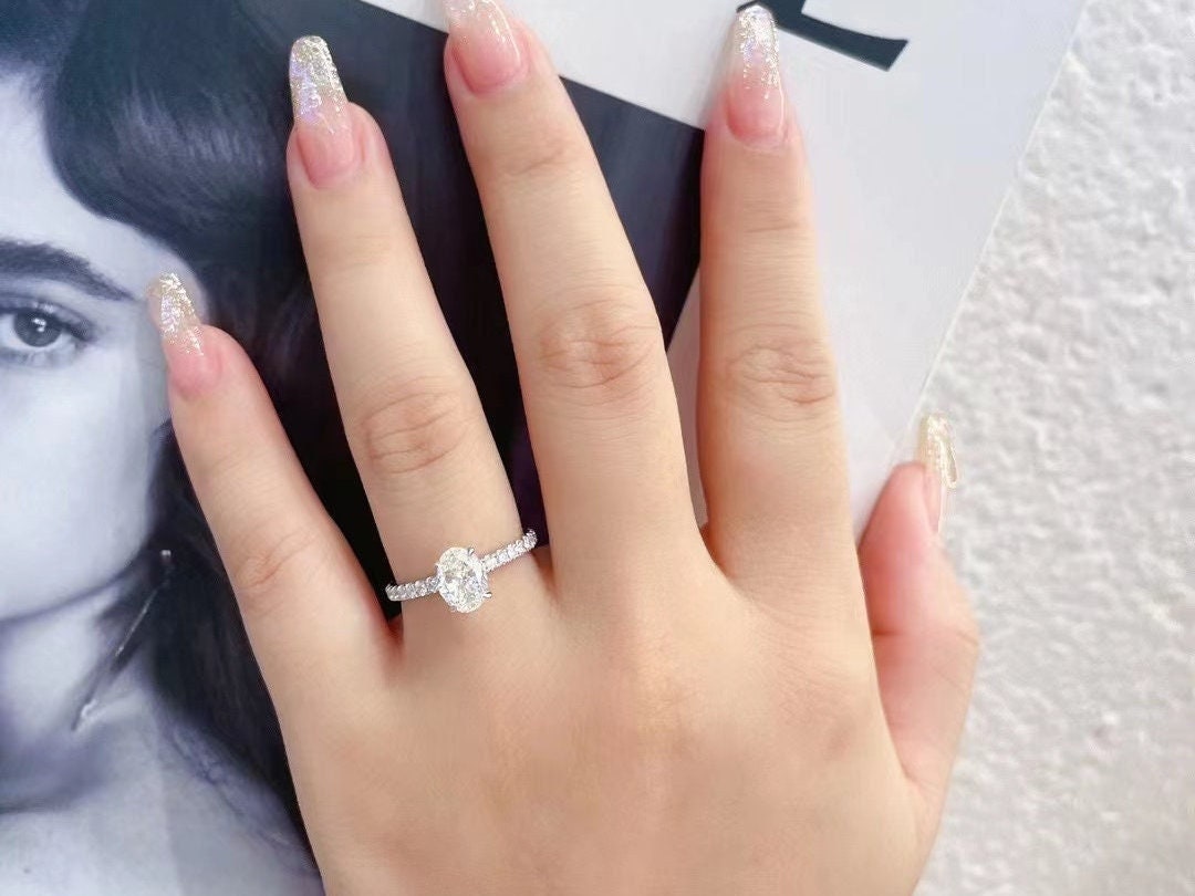 Bague de fiançailles en or blanc 14 carats avec moissanite ovale VVS, alliance en diamant ovale 6x8 mm, bague de promesse, bague solitaire unique en or 14 carats pour femme.