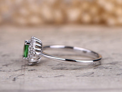 Bague en or blanc 14 carats sertie d'un diamant tsavorite ovale naturel et d'un grenat vert.
