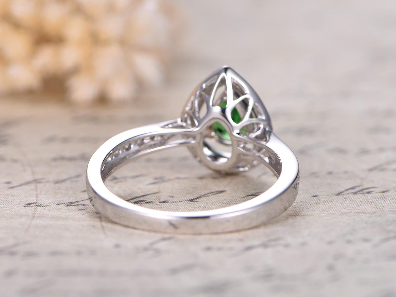 Bague en grenat tsavorite en forme de larme, bague pavée de diamants et tsavorite, bague en grenat vert, bague en tsavorite en forme de goutte d'eau, bague en tsavorite avec halo, bague en forme de poire